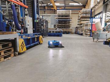 Die autonome Kehrsaugmaschine reinigt im automatisierten Betrieb rund um die Uhr beispielsweise in Lagerhallen oder Produktionsbetrieben